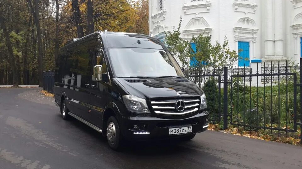 Мерседес Спринтер черный. Микроавтобус Мерседес черный. Mercedes-Benz Sprinter 8 мест VIP. Мерседес Спринтер 215 вип. Черный спринтер