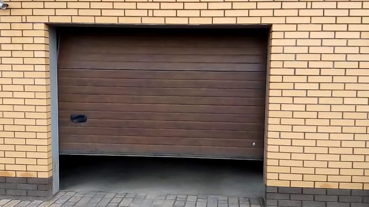 Калитка алютех филенка. Проем ворот. Проем гаражных ворот. Гаражные ворота подъемные монтажная схема. Проем ворот.