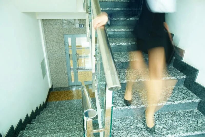 Дамы потихоньку пошли за поднимавшимся по лестнице. Спускается с леснице. Девушка в подъезде на ступеньках. Человек поднимается по лестнице в подъезде. Спускается по лестнице в подъезде.