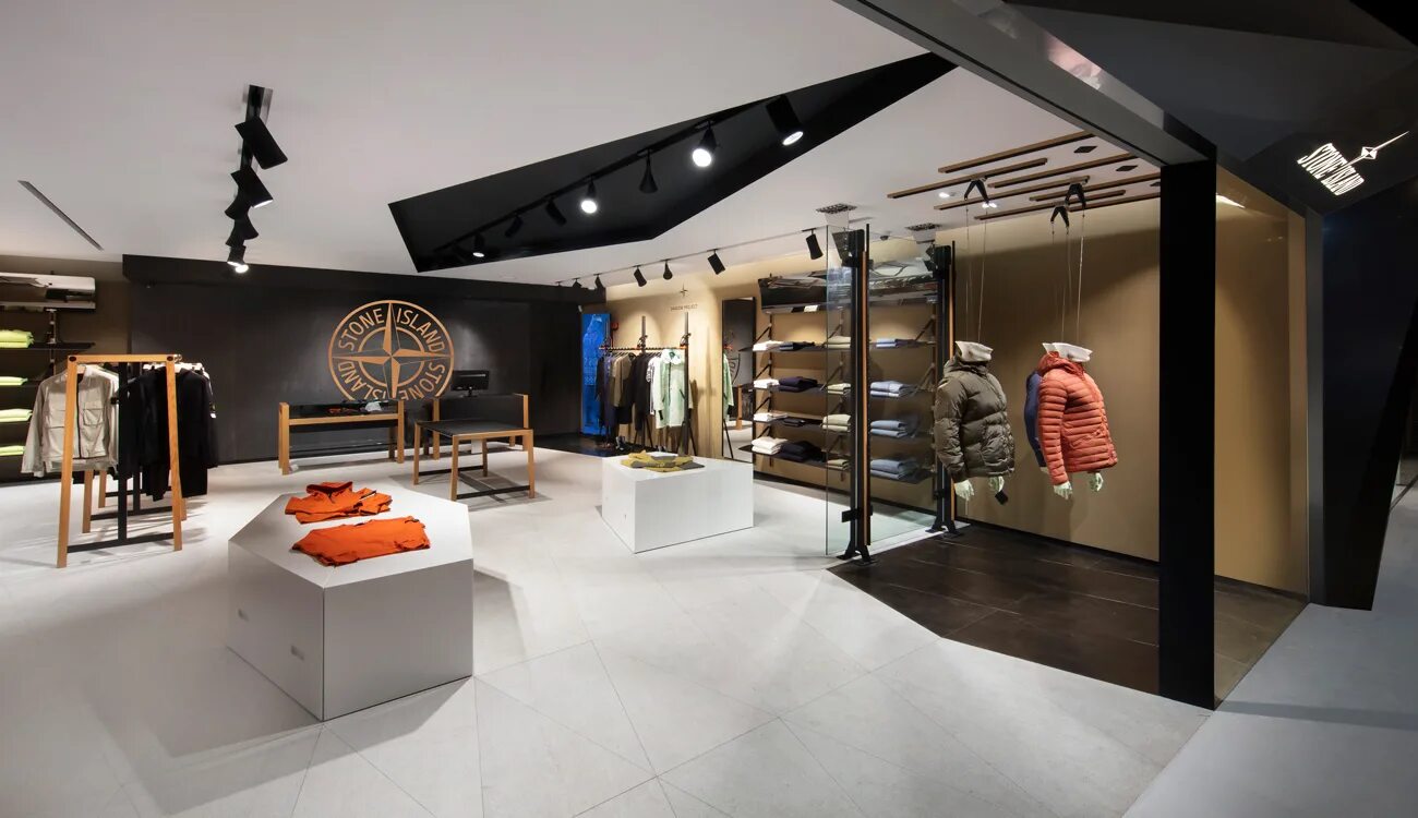 Stones shop. Бутика стон Айленд. Stone Island шоурум. Stone Island German flagship Store. Флагманский бутик Stone Island в Риме.