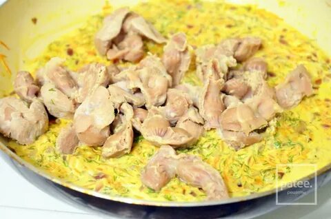 Куриные желудки в сметане на сковороде
