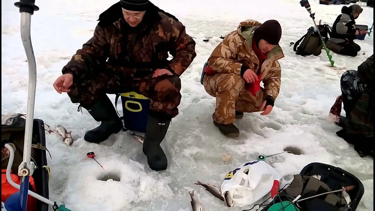 Зимняя рыбалка на Рыбинском водохранилище. Плотва на Рыбинском водохранилище. Толпа на Рыбинке. Зимняя рыбалка на Рыбинском водохранилище Селехово.