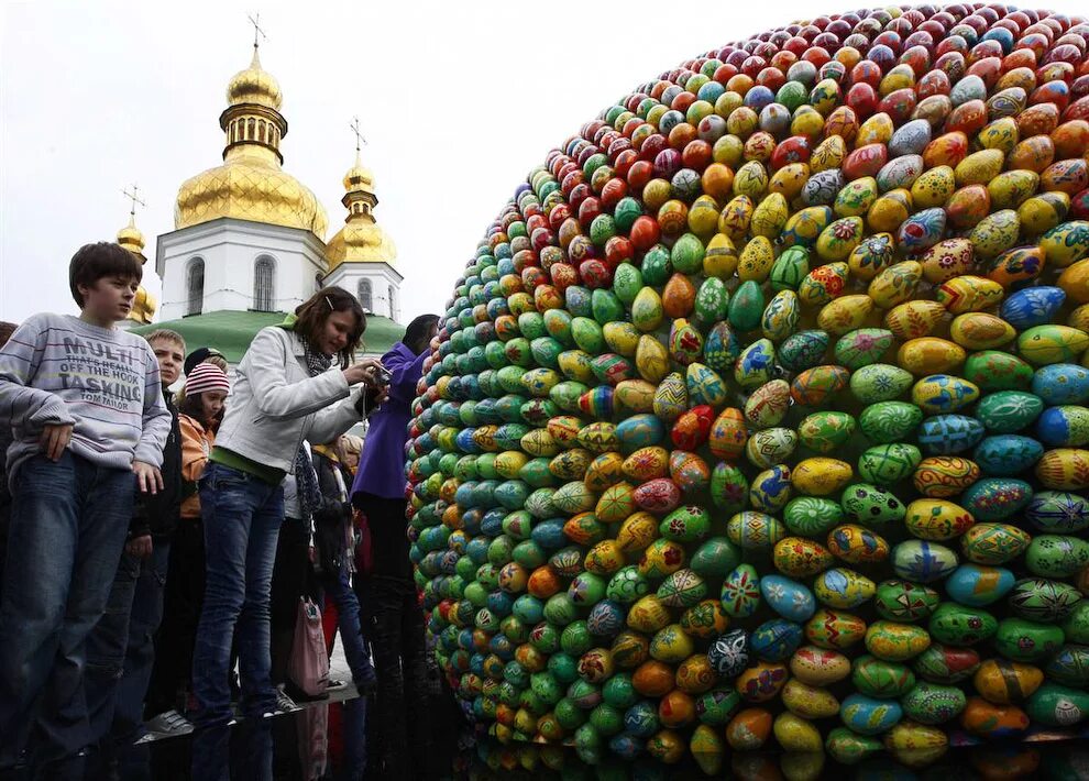 Большие пасхальные яйца. Огромное пасхальное яйцо. Празднование Пасхи. Пасхальные традиции. Пасха в литве 2024