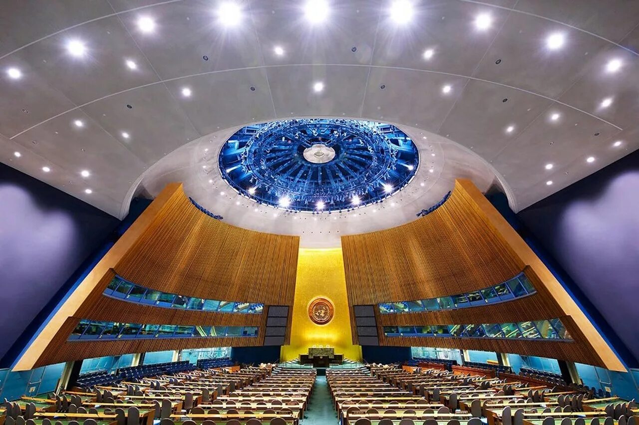 Зал Генеральной Ассамблеи ООН. Зал заседания Генеральной Ассамблеи ООН. Зал заседаний Генассамблеи ООН. Генеральная Ассамблея ООН (га ООН) трибуна. Оон 2017