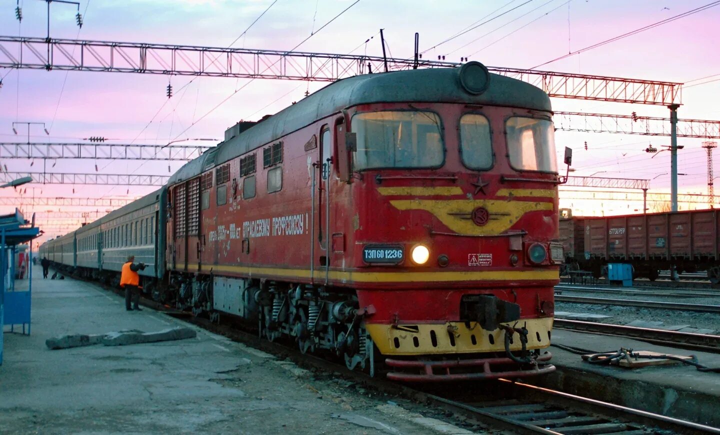 Сальск санкт петербург. Тэп60 тепловоз. Тэп60 Саратов. Поезд ТЭП 60. Тэп60 депо Сальск RAILGALLERY.