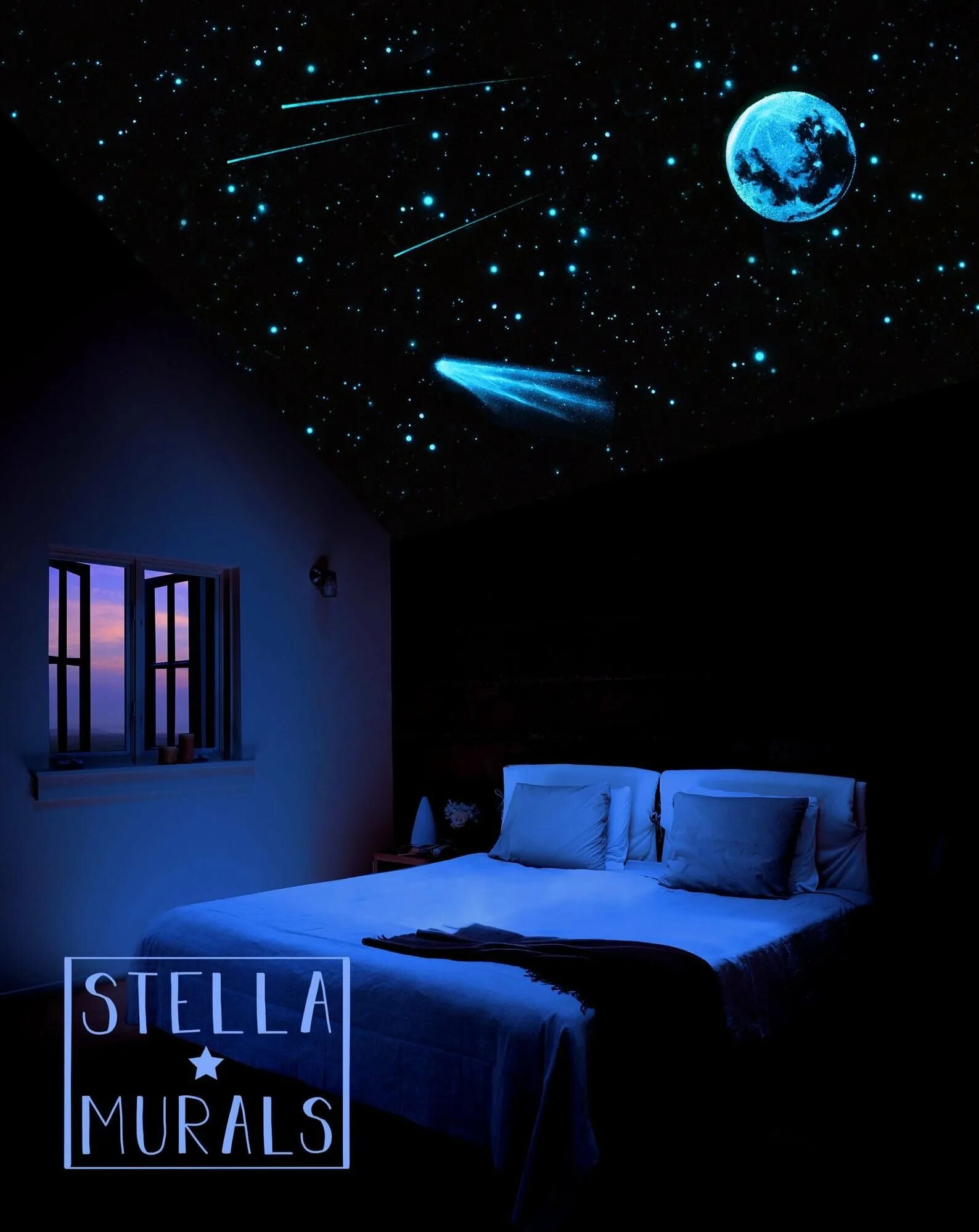 Луна светит в комнату. Спальня в стиле космос. Комната в космическом стиле. Звёздный потолок в комнате. Комната ночью.