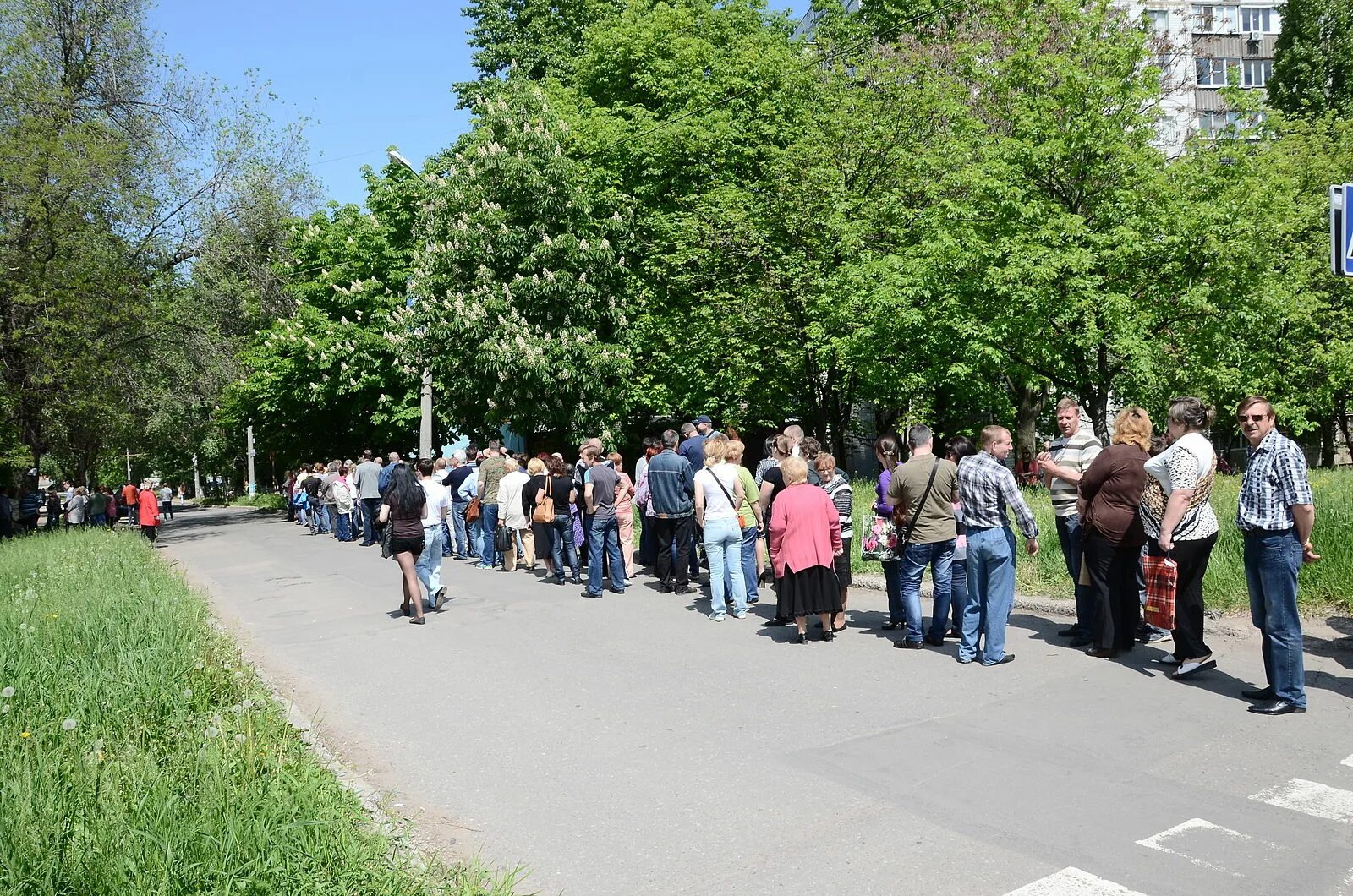 11 05 2014. Референдум в донецке 2014. референдум в луганске 2014. очереди на референдум 11 мая 2014 года.