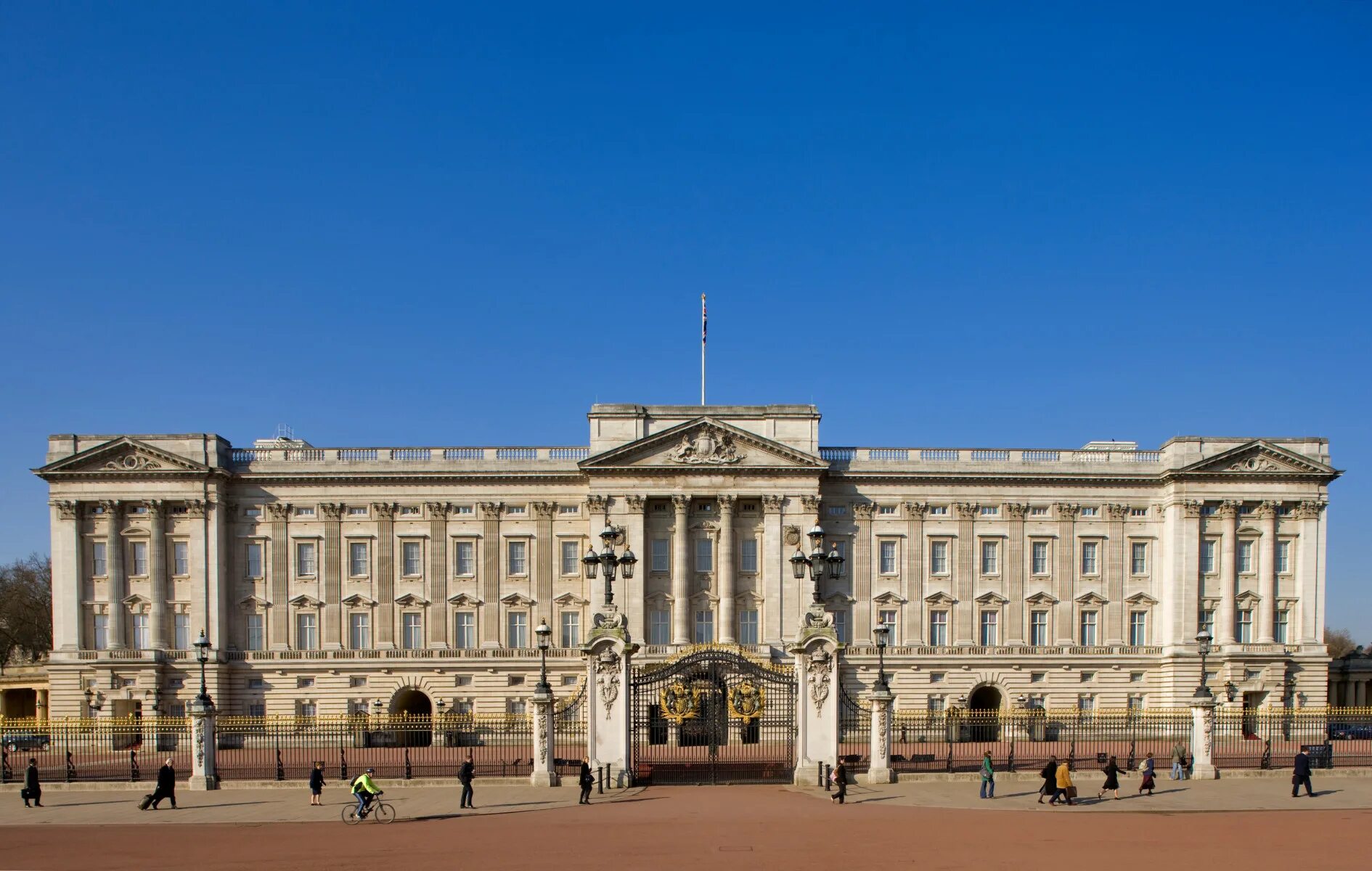 Buckingham palace was built for a king. Букингемский дворец (buckingham palace). букингемский дворец джон нэш. букингемский дворец вид спереди. архитектор букингемского дворца.
