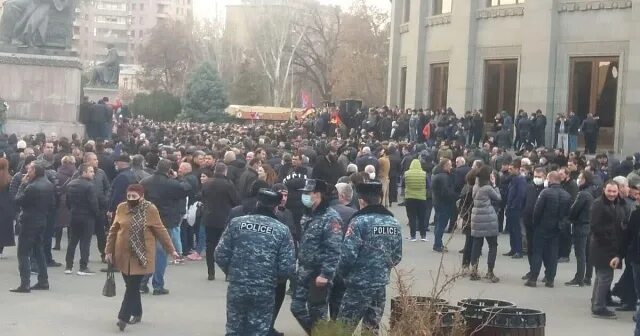 Митинг в Армении возле российского посольства. Митинги видеоролики в Закавказье. Митинг в Армении против Путина. Митинг армяне кресты. Митинги 18 года