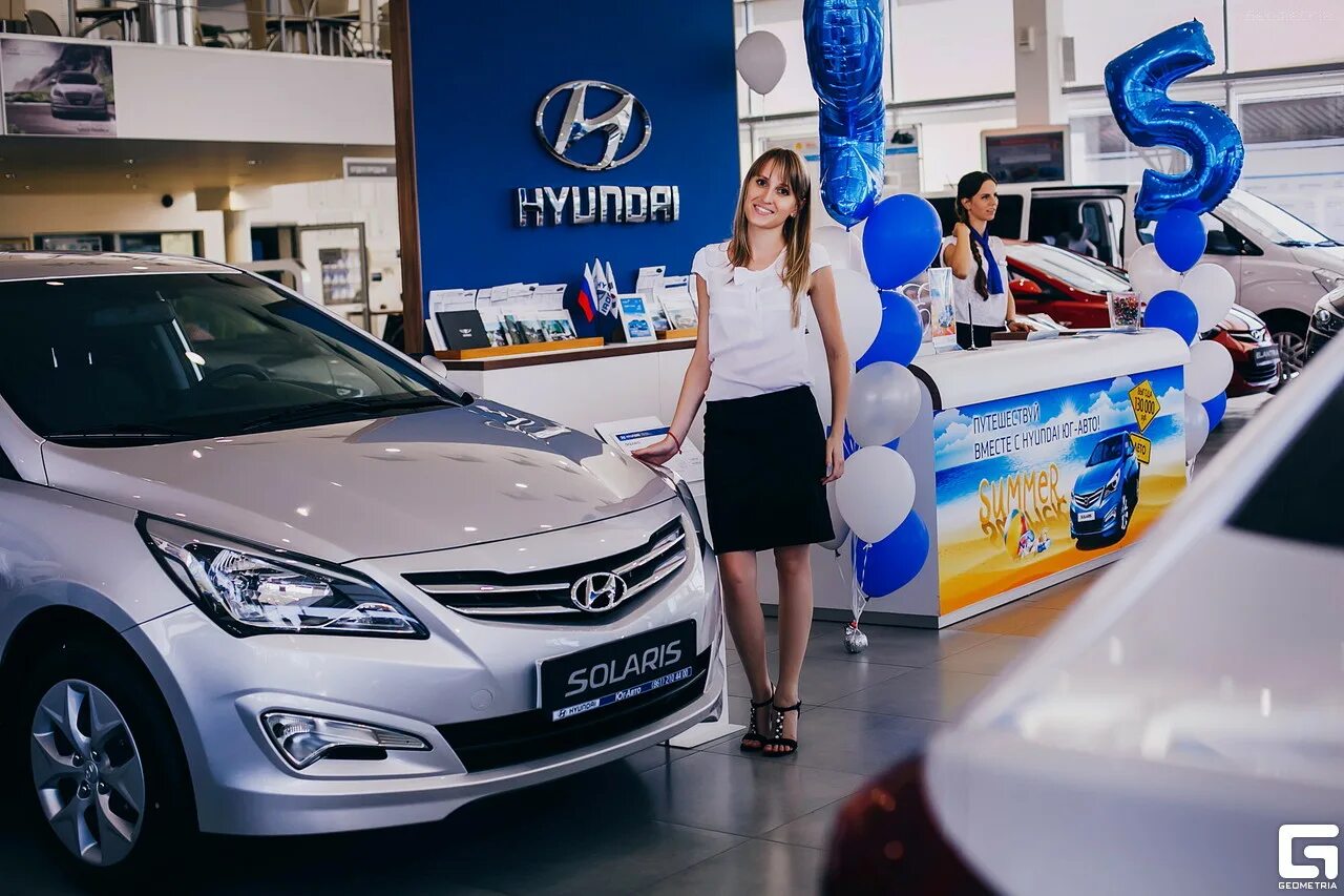 Hyundai Motor автомобили Hyundai. Автосалон Хендай. Хендай салон.