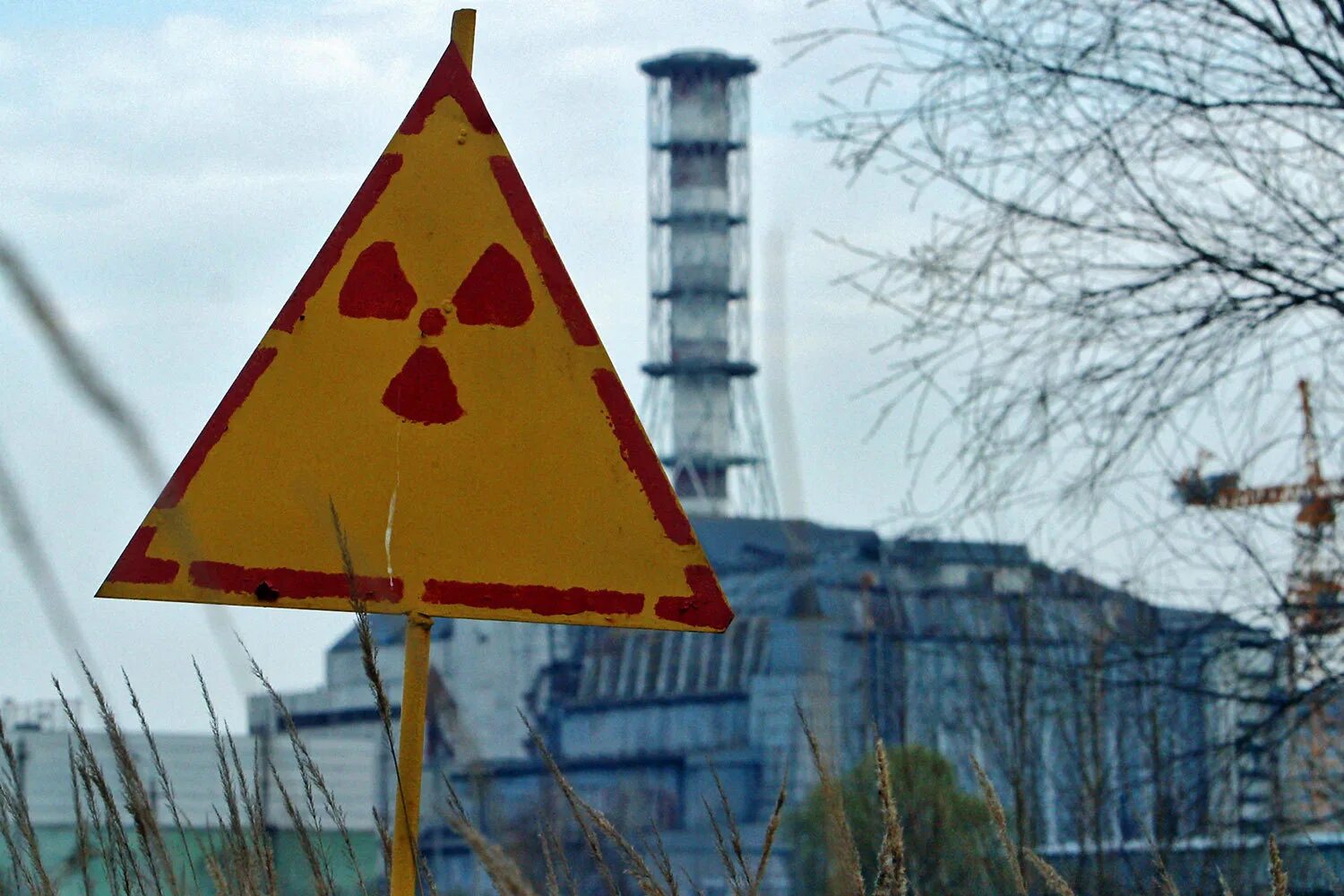 Чернобыльская АЭС знак радиации. Знак радиоактивности Чернобыль. Зона отчуждения Чернобыльской АЭС 2022. Знаки радиации на Чернобыльской атомной электростанции.