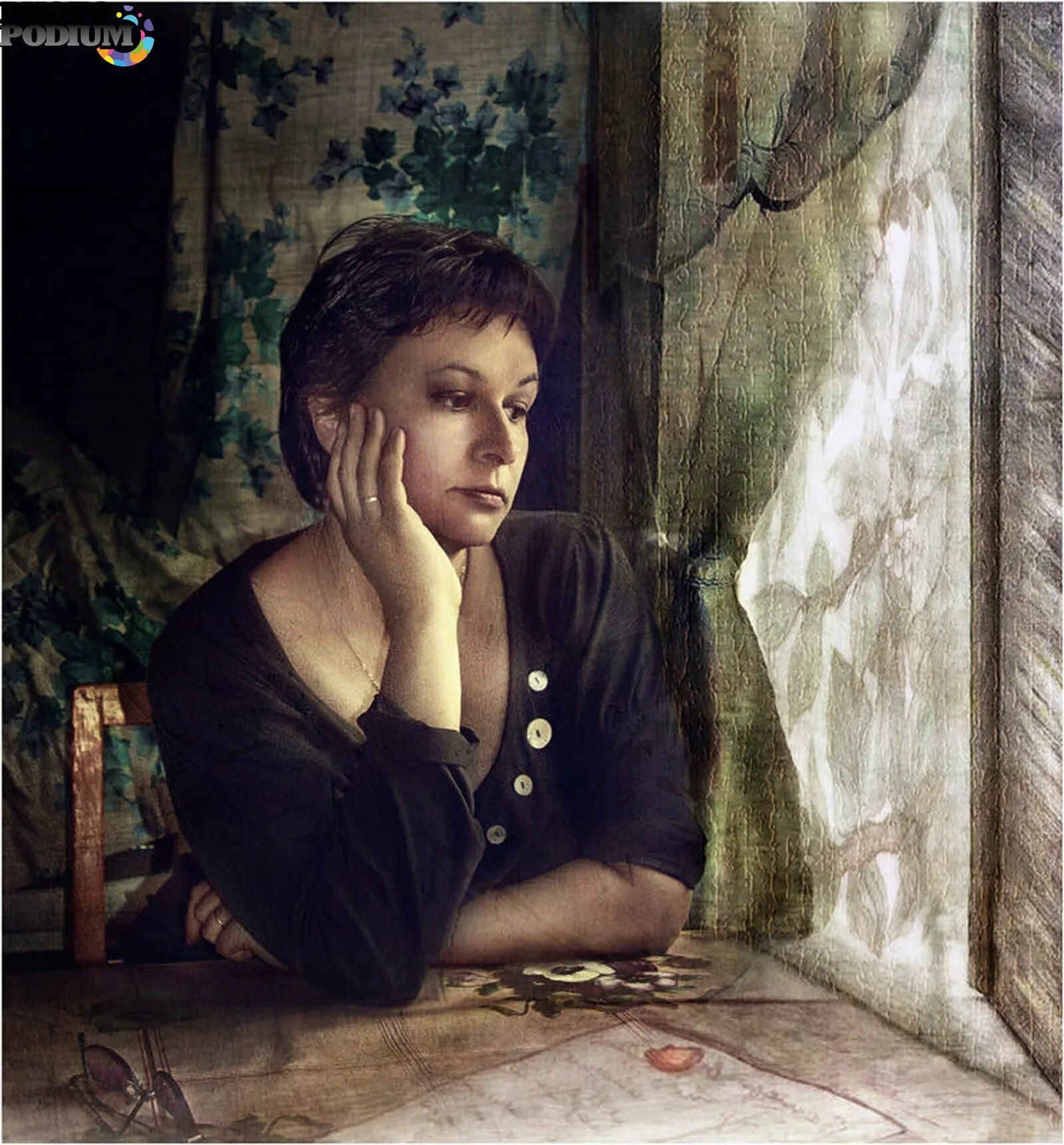 Одинокая женщина. Задумчивая девушка. Женщина ждет у окна. Портрет задумчивой женщины.