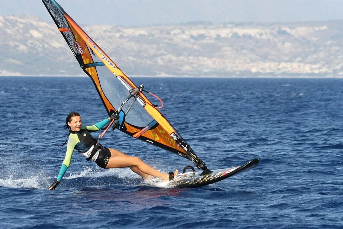 Do water sports. Прасониси кайтинг виндсерфинг. Девушка на виндсерфинг. Доска с парусом на воде. Водные виды спорта.