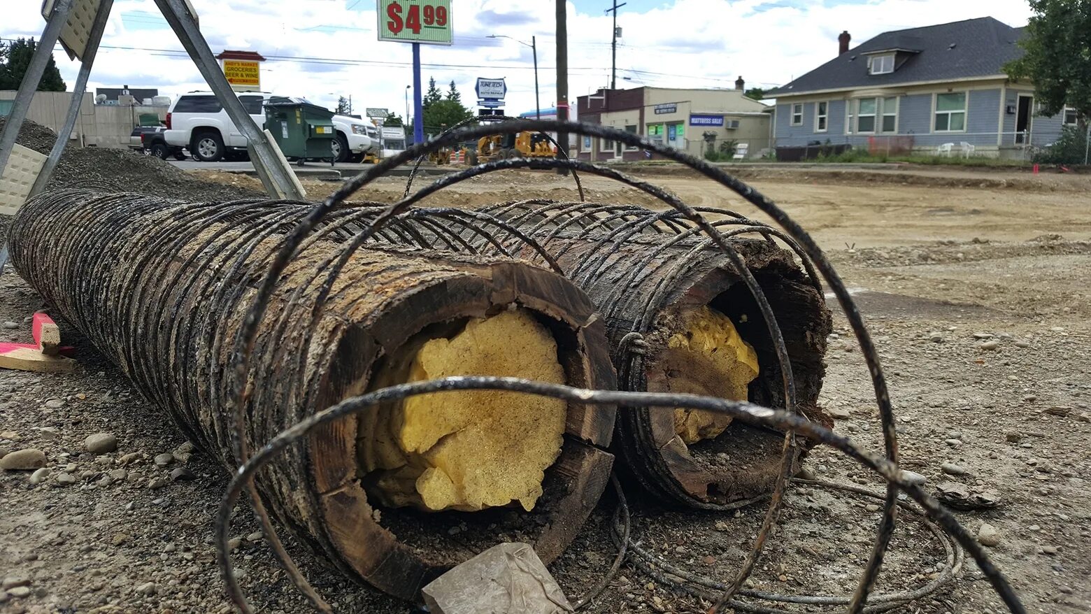 Деревянная труба. Деревянная труба. Первый водопровод. Деревянный трубопровод. Деревянные водопроводные трубы.