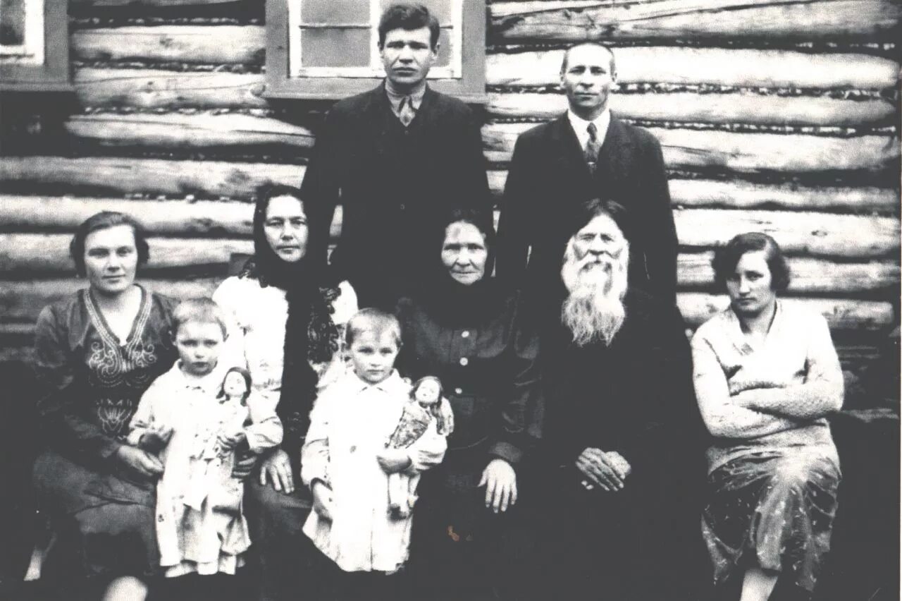 Большие патриархальные семьи. Семья несколько поколений. Фотосессия семьи несколько поколений. Русская семья. Большая семья поколения.