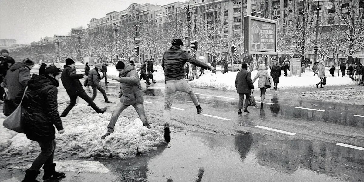 Именно поэтому один из самых. Люди прыгают через лужи балет Мем. Чб фото прыжок через лужу.