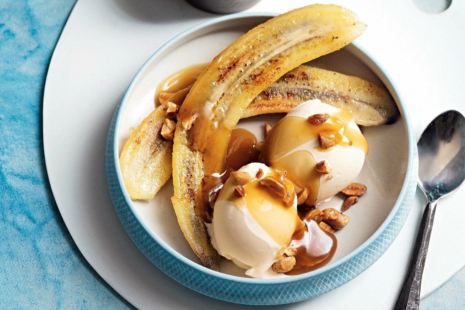 Банановое фламбе. Бананы фламбе. Бананы фламбе с мороженым. Банановый десерт.