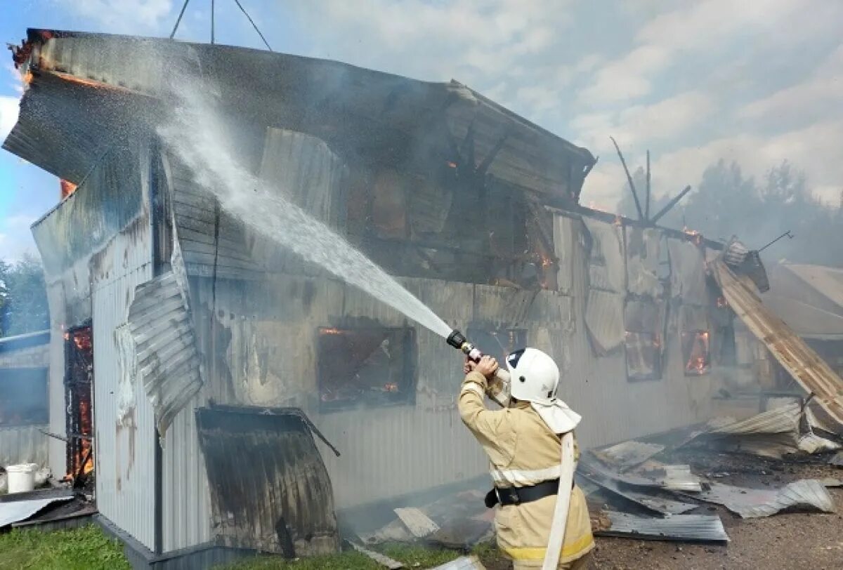 Сгорело производство. Киржач пожар. Киржач пожар 12.06.23. Киржач ул. Наседкинская 1 б. Киржач возгорание.