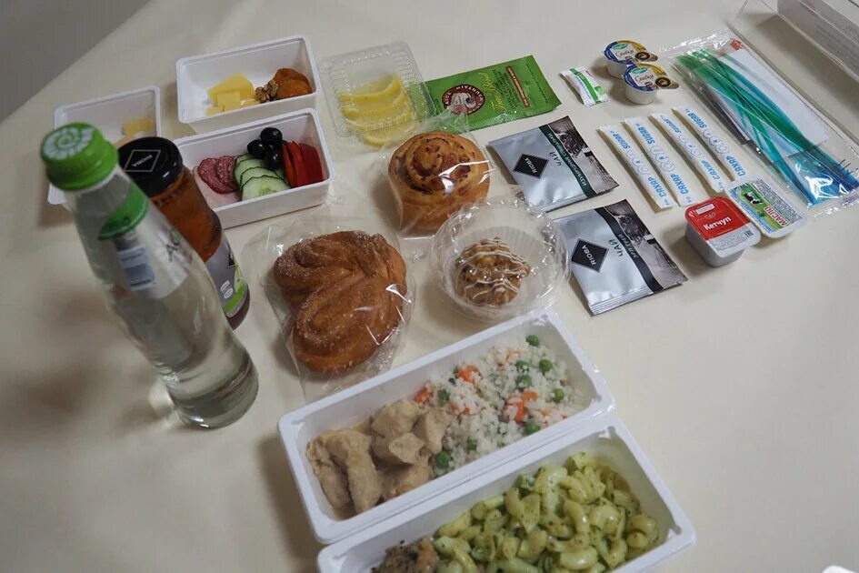 Поезд с питанием сколько раз кормят. Наборы питания в поезде. Набор питания РЖД. Набор с едой в купе. Комплект еды РЖД.
