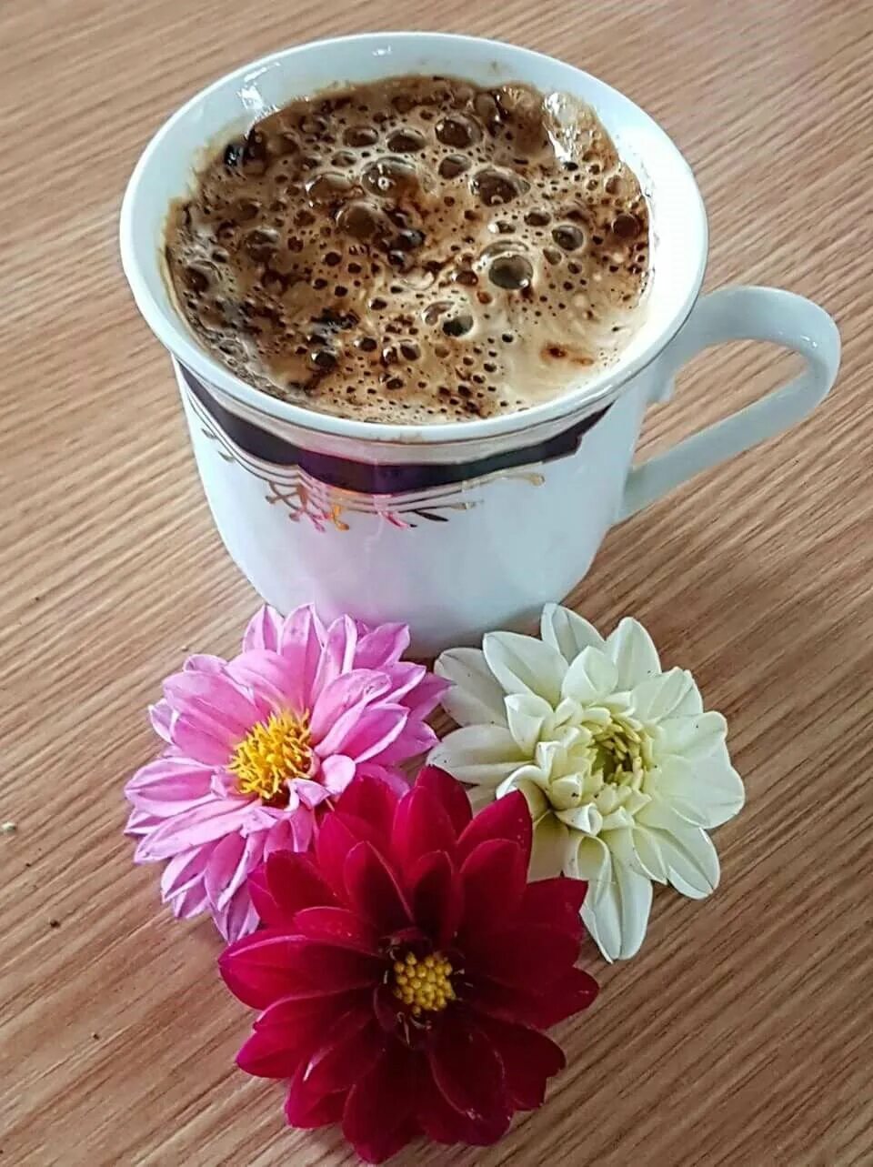 Картинка доброе утро с кофе и цветами. Кофе и цветы. Красивые цветы в чашке. Чашка утреннего кофе. Кофе с цветами.