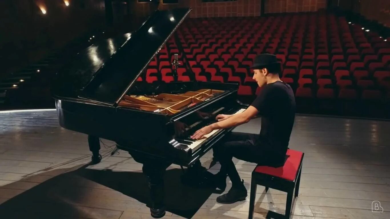 Tom plays piano. Петер Бенце венгерский пианист. Йошики пианист-виртуоз. Пианист виртуоз. Виртуоз пианист оранжировщик.