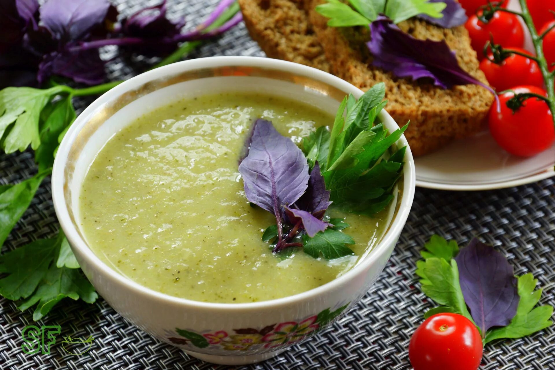 Брокколевый суп пюре. Суп пюре брокколи с кабачками. Суп пюре овощной с брокколи. Кабачковый крем суп. Суп из брокколи пюре классический