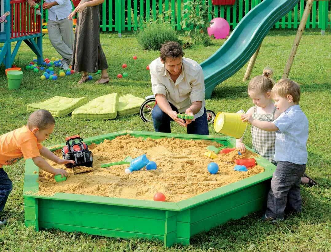 Детская версия. Игры на площадке. Дети играющие в песочнице. Игрушки для песочницы. Детские игры в песочнице.