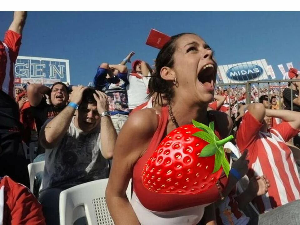 Болельщица давалка отжигает посреди поля