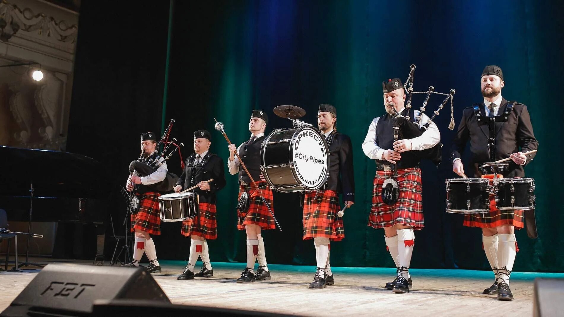 Оркестр волынщиков. Ансамбль волынщиков москвы. оркестр волынщиков city pipes. группа оркестр волынщиков москвы. концерт волынщиков москвы.