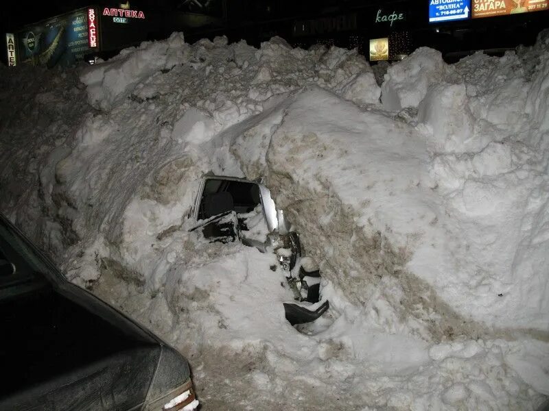 Закопанная машина в снегу. Машину зарыли в сугробе. Махав закопан в снегу.