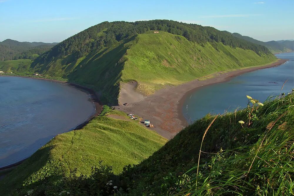 магадан побережье охотского моря. сахалин в сентябре. южно сахалинск бухта бухта тихая. бухта тихая южно-сахалинск. пешие походы на сахалине.