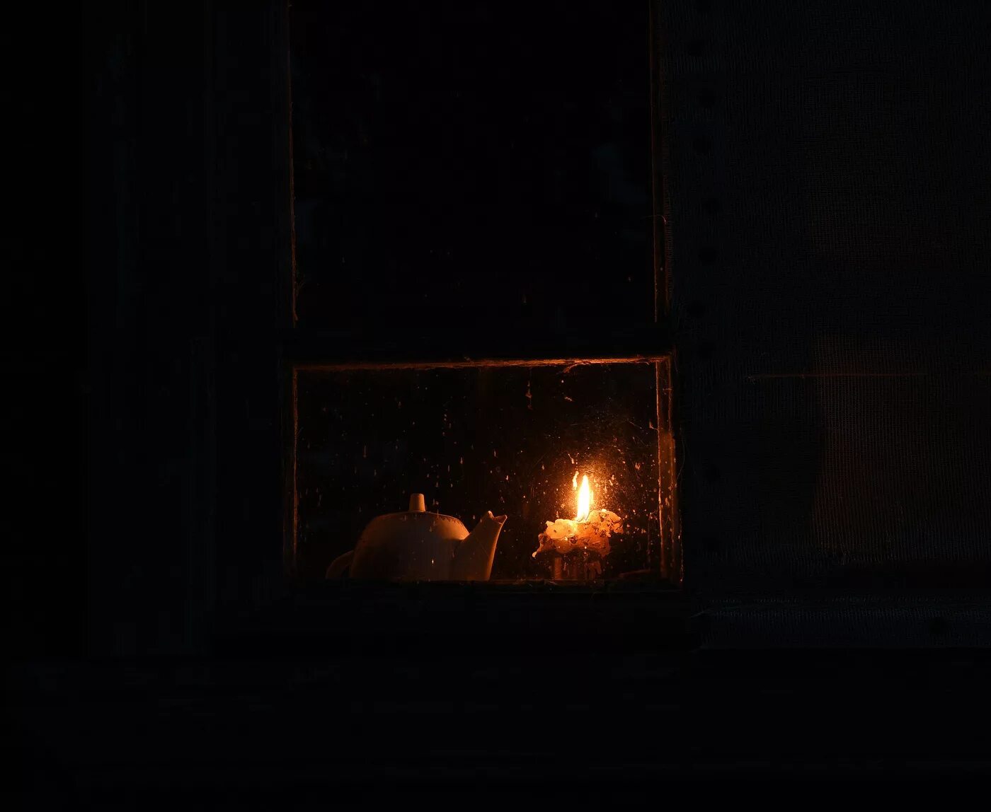 Свеча горит в комнате. Свеча в окне. Огонек в окне. Огонек в окошке. Свеча у окна ночью.