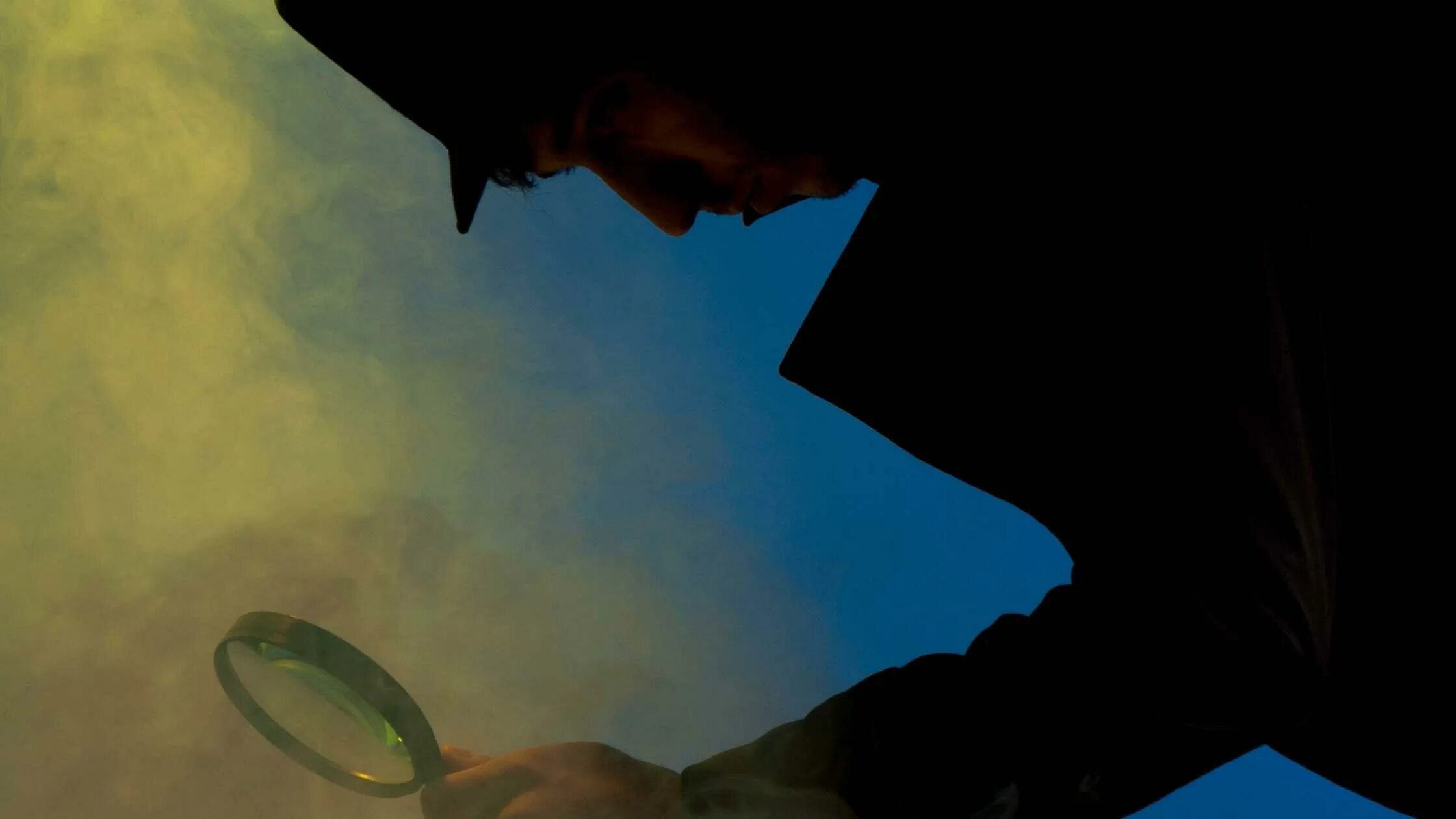 Бизнес женщина в бинокль. Внимательность и наблюдательность. Наблюдательный человек. Человек с лупой. Человек с лупой.