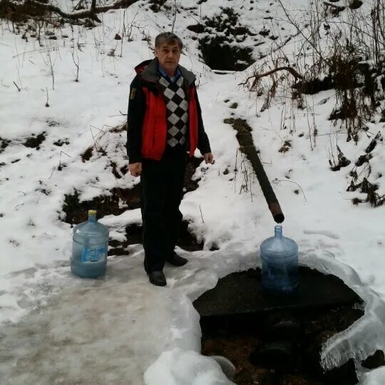 Где набрать питьевую. Вода питьевая Родники. Родник с питьевой водой. Набирает воду. Набрать родниковой воды.