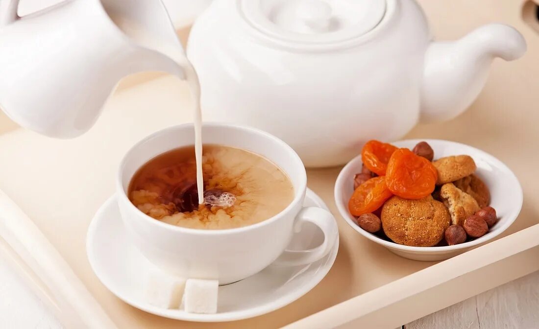 Чашка чая с молоком. Чай с молоком. чай со сливками. английский чай с молоком.