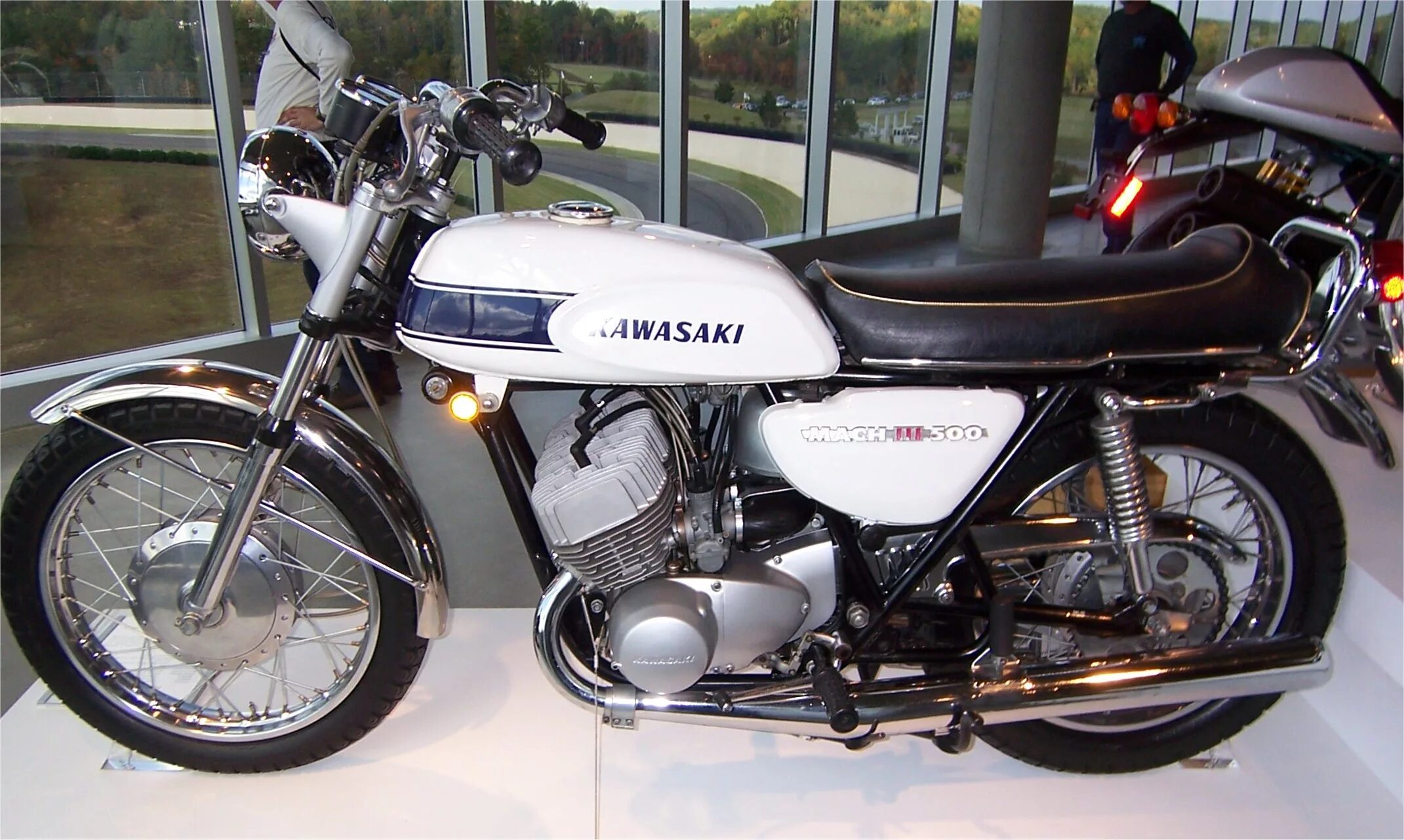 Кавасаки вдоводел. Кавасаки kh400. Кавасаки 500 1970 года. Кавасаки 3. Kawasaki mach 3.