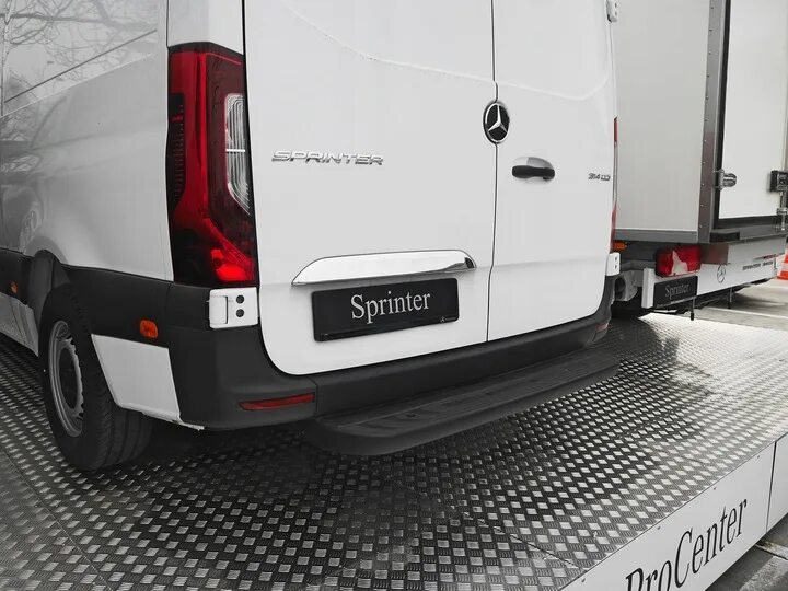 Sprinter 907. Mercedes Sprinter 904 задняя подножка. Спринтер задний крюк w907. Боковые подножки Sprinter 907.