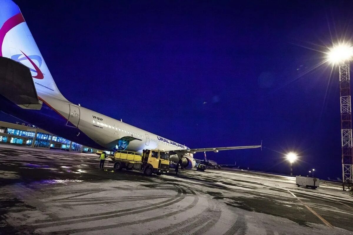 Ак азимут. Самолет москва сочи. Самолет боинг 777 в небе аэрофлот. Москва магадан самолет. Airbus a321 аэрофлот.