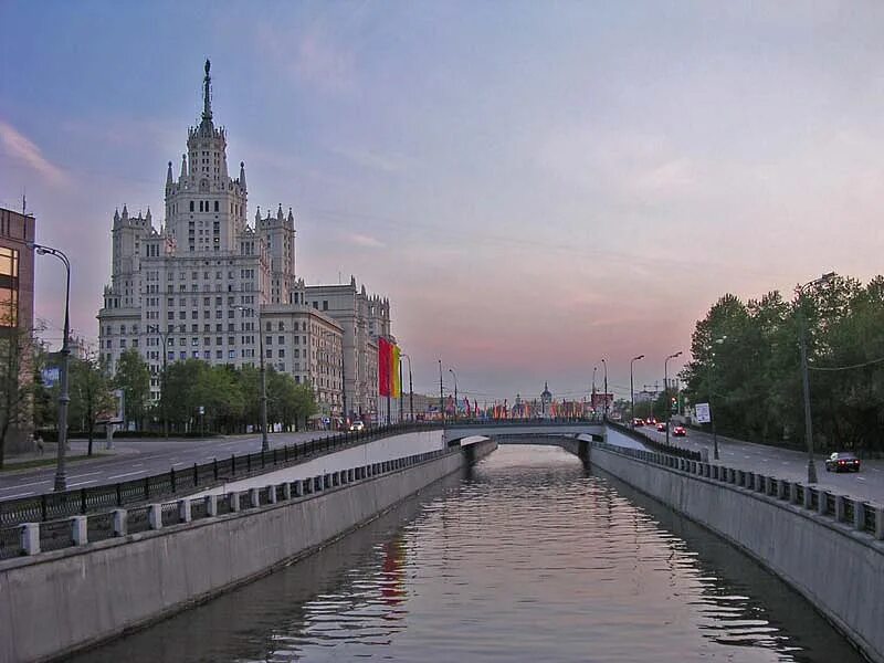 Река Яуза в Москве. Набережная реки Яузы Москва. Притоки Яузы в Москве. Яуза впадает Москва Устьинский мост.