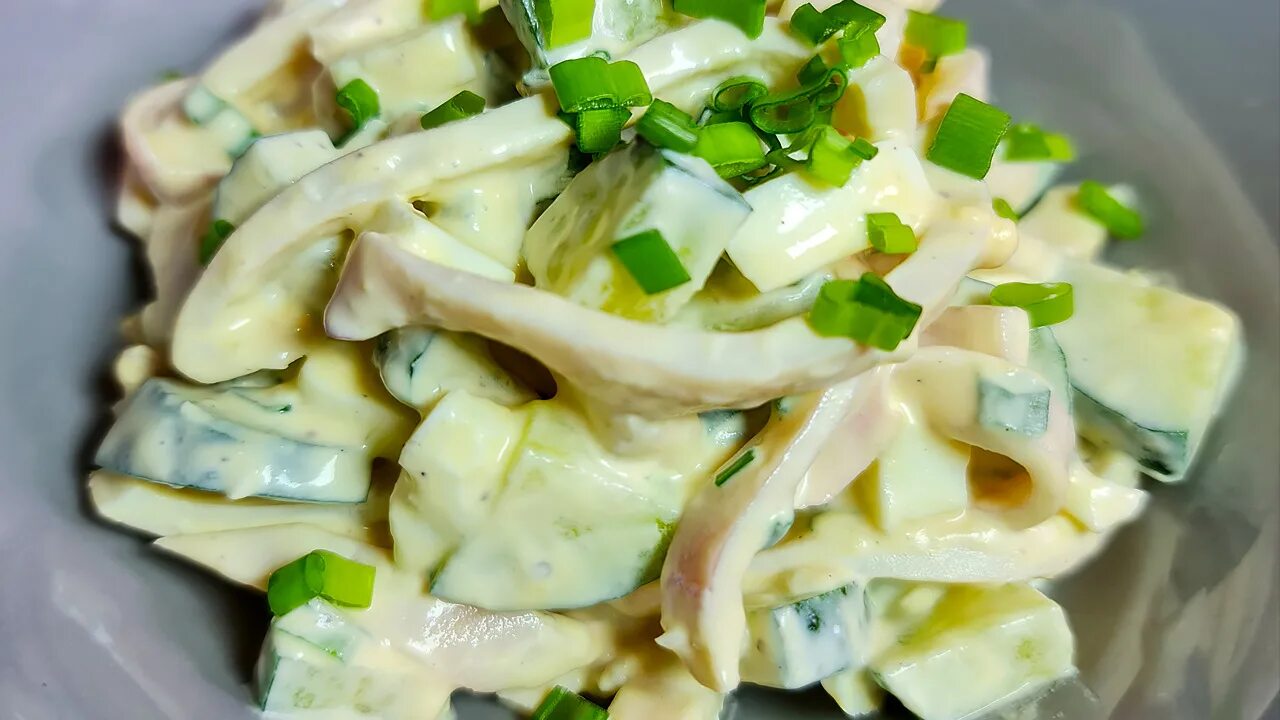 Рецепт кальмаров с огурцами свежими. Салат с кальмаром и огурцом. Салат с кальмарами и огурцами свежими. Салат с кальмарами и яйцом. Салат из кальмаров с огурцом.