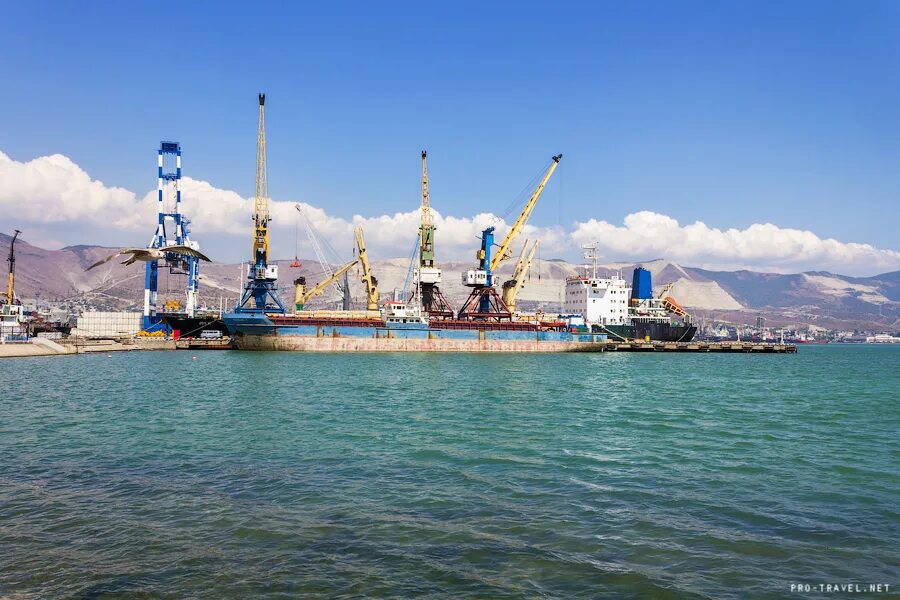 Корабли в порту новороссийска. Новороссийск набережная порт. морской вокзал новороссийск. корабль в порту новороссийска.