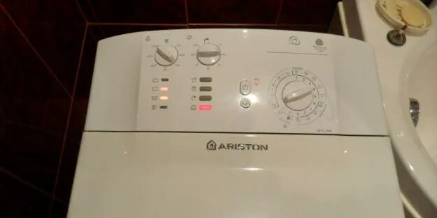 Hotpoint ariston вертикальная загрузка. Стиральная машина AVTF 109. Стиральная машина Hotpoint-Ariston AVTF 109. Стиральная машина Аристон AVTL 83. Стиральная машина Аристон AVTL 109.