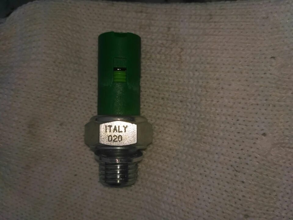 Давление масла в двигателе рено. 4. Рено меган 3 дизель 1. Renault megane 2 замер давления топлива. 6.