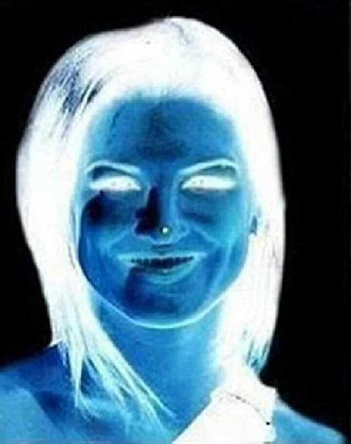 Человек негатив. Фото под негативом. Портрет негатив. Портрет негатив. Негативное изображение.