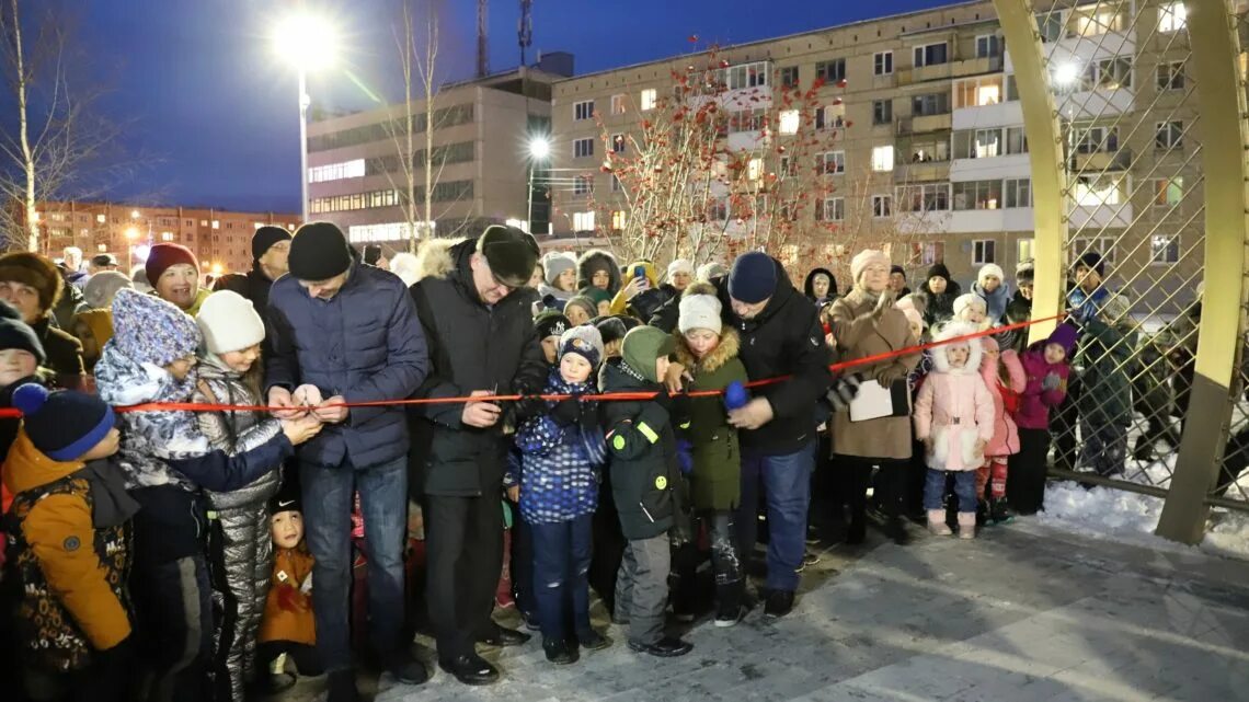 Вечерний североуральск. Молодежный сквер Североуральск. Парк молодежи Североуральск. Аллея боевой славы Североуральск. Парк Победы Североуральск.