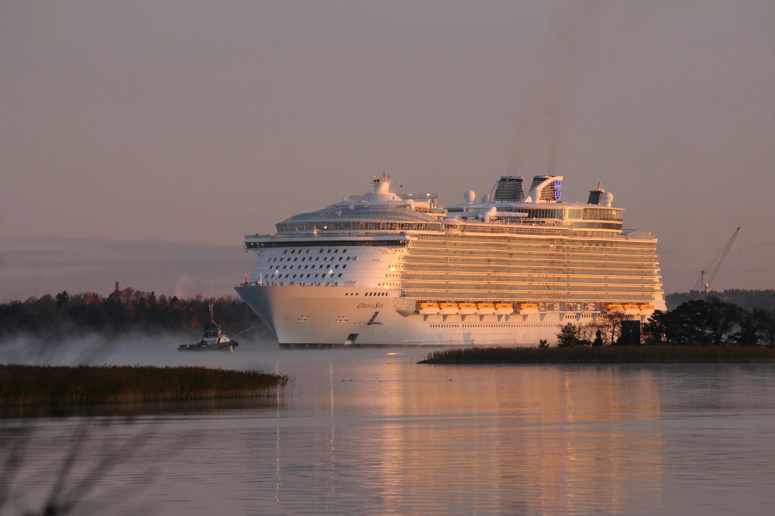 Как называется большой корабль. Корабль оазис морей. круизный лайнер oasis of the seas. самый большой корабль в мире круизный лайнер. круизный лайнер самый большой оазис морей.