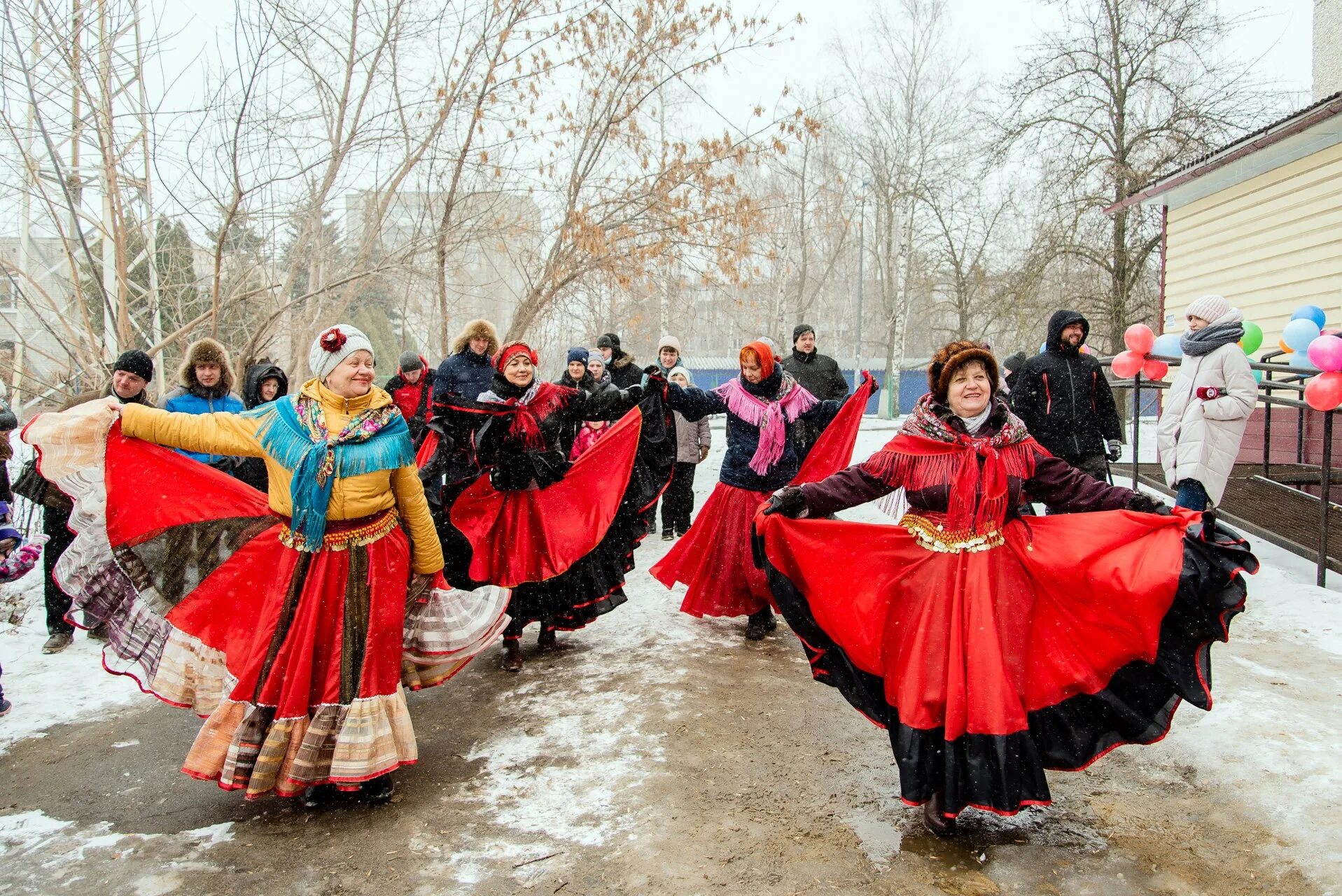 Масленица в школе. Праздник Масленицы в школе. Конкурсы на Масленицу. Масленица в школе фото.