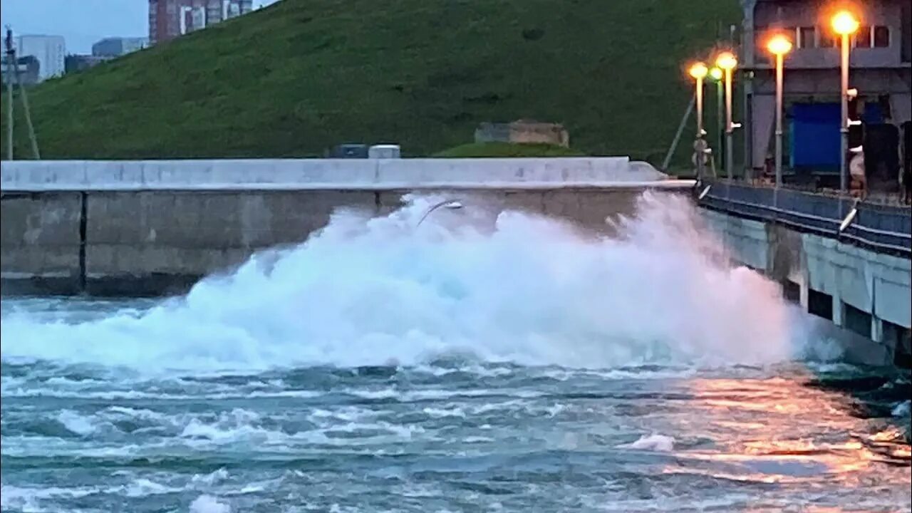 Сброс воды в волге. ГЭС Иркутск. ГЭС Иркутск сброс воды. Плотина Иркутск. Сброс воды на ГЭС.