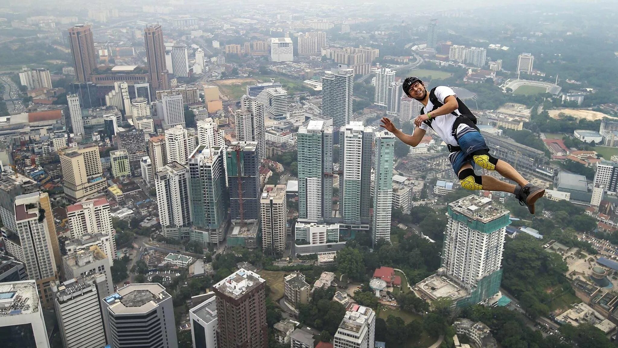 Где прыгают с высоты. Бейсджампинг с Останкинской башни. Джампинг Куала Лумпур. Прыжок с небоскреба. Прыжки в высоту.
