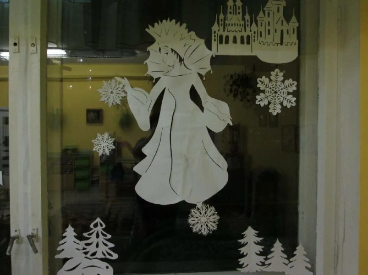 Сюжет новогодний на окна в садик. Новогодняя сказка на окне. Украшение зимние для декора окон для детей. Новогодняя сказка на окне. Украшение окон в сказочном стиле.